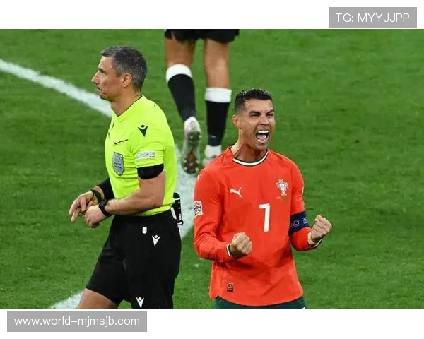 美加墨世界杯比赛用球的相关赛事报道与精彩瞬间，回顾足球盛事中的经典比赛场面